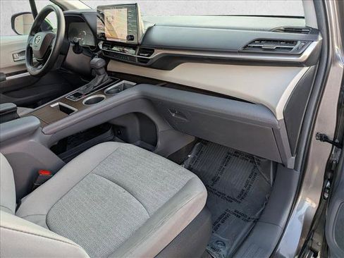 Used 2024 Toyota Sienna LE FWD image 22