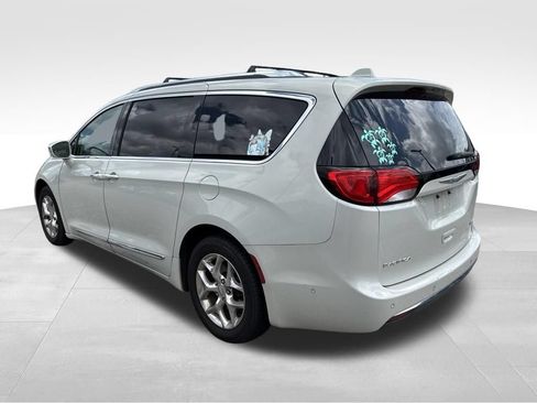 Used 2017 Chrysler Pacifica Limited FWD image 3