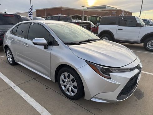 Used 2022 Toyota Corolla LE image 3