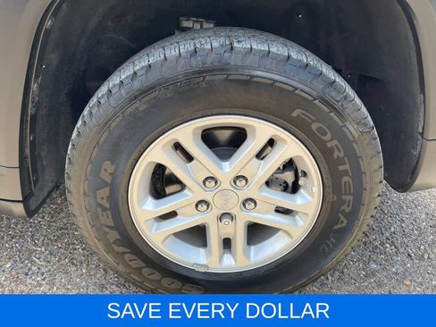 Used 2025 Jeep Grand Cherokee Laredo AWD/4WD image 22