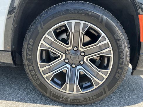 Used 2024 Jeep Wagoneer L Series II RWD image 27