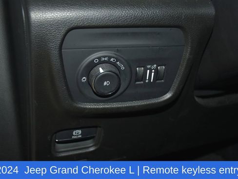 Used 2024 Jeep Grand Cherokee L Limited w/ Luxury Tech Group II image 9
