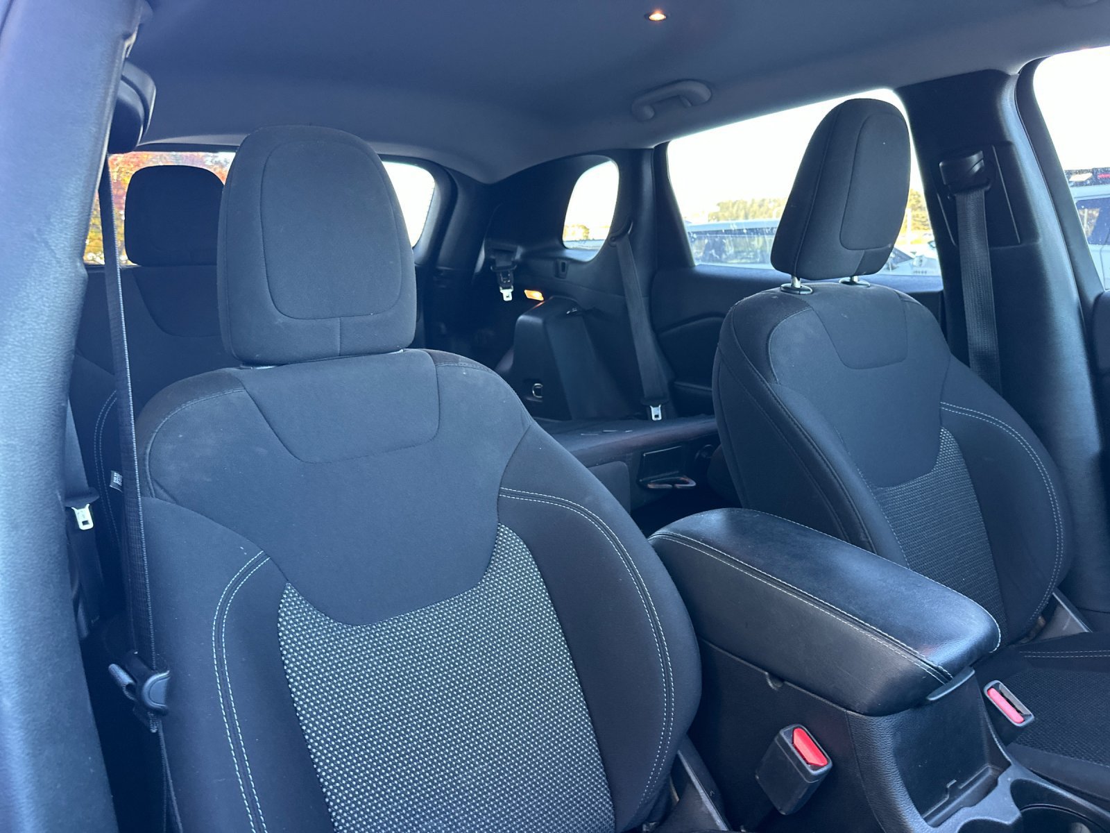 Used 2021 Jeep Cherokee Latitude AWD/4WD image 17