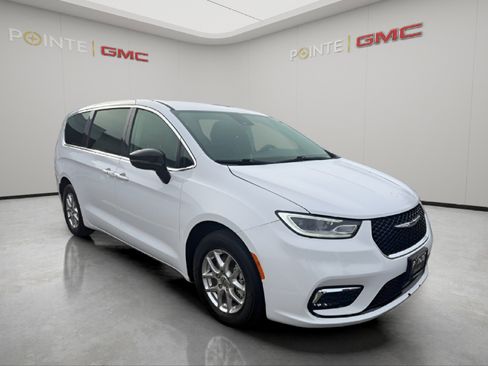 Used 2024 Chrysler Pacifica Touring-L image 31