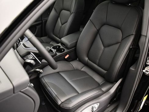 Used 2025 Porsche Macan image 40