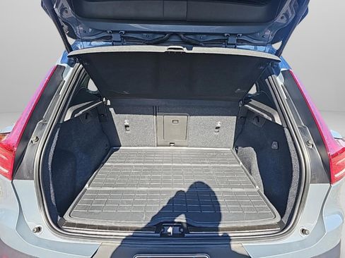 Used 2023 Volvo XC40 B5 Plus w/ Protection Package Premier image 17