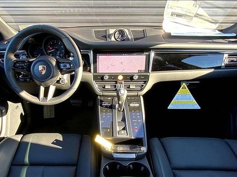 Certified 2026 Porsche Macan AWD/4WD image 6