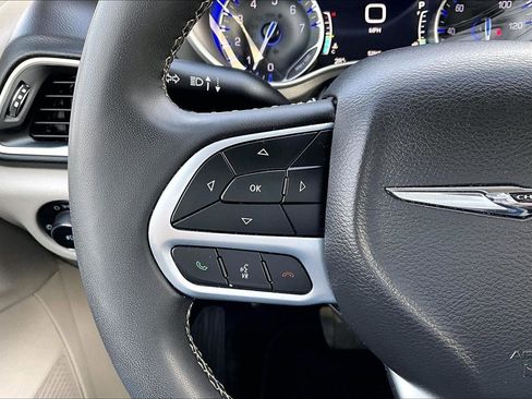 Used 2024 Chrysler Pacifica Touring-L image 13