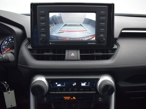 Used 2021 Toyota RAV4 LE image 15