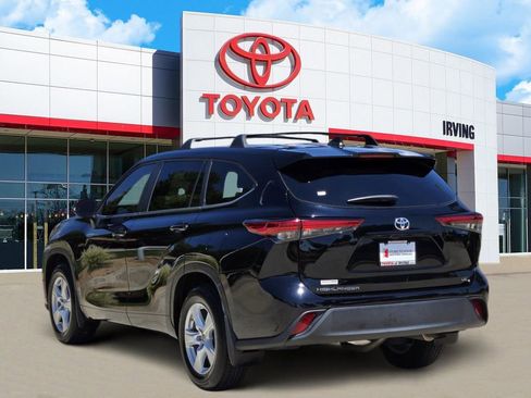 Used 2023 Toyota Highlander LE FWD image 3