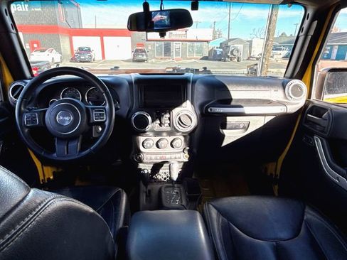 Used 2015 Jeep Wrangler Unlimited Rubicon w/ Connectivity Group AWD/4WD image 11