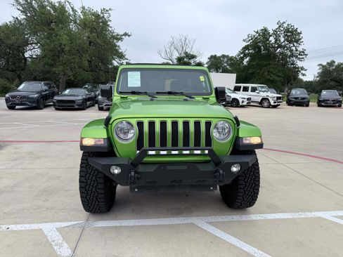 Used 2018 Jeep Wrangler Unlimited Sahara AWD/4WD image 8