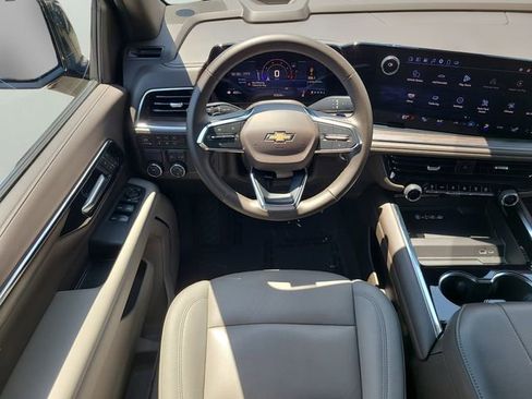 Used 2025 Chevrolet Suburban LT RWD image 16