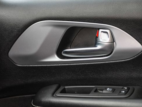 Used 2020 Chrysler Pacifica Touring-L Plus w/ S Appearance Package FWD image 23