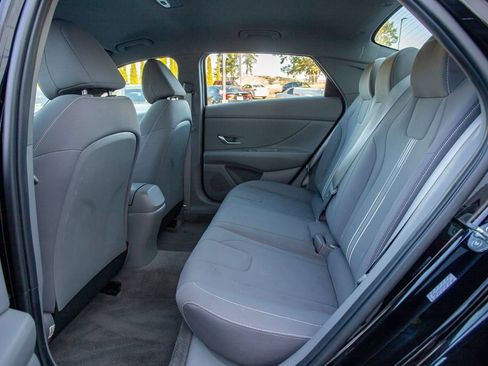 Used 2022 Hyundai Elantra SEL w/ Convenience Package FWD image 12