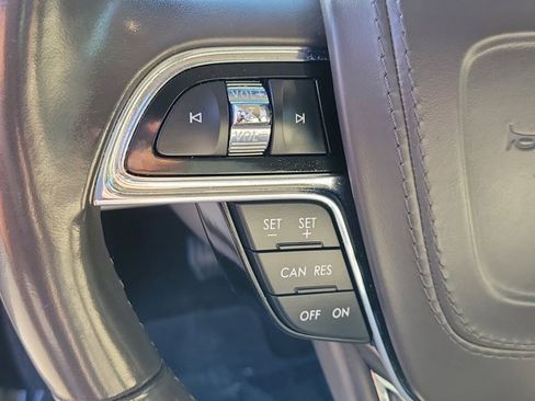 Used 2017 Lincoln Continental Select image 27