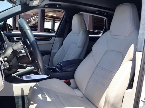 Certified 2023 Porsche Cayenne Turbo AWD/4WD image 5