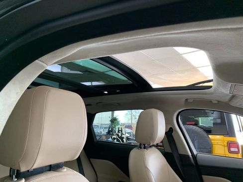 Used 2019 Jaguar F-PACE Premium image 14