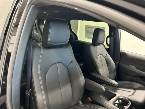 New 2025 Chrysler Pacifica Select image 34