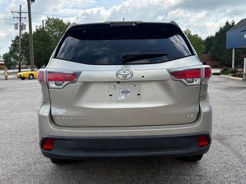 Used 2015 Toyota Highlander Plus FWD image 5