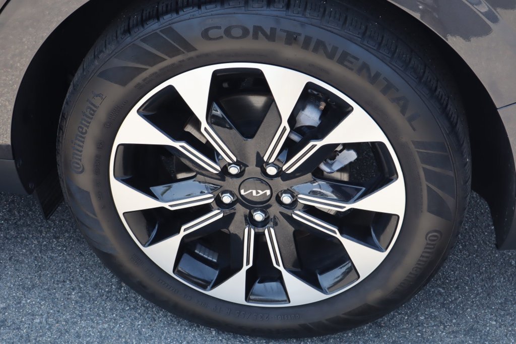 Used 2024 Kia Carnival EX FWD image 13