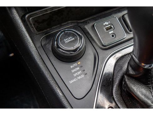 Used 2019 Jeep Cherokee Limited image 23