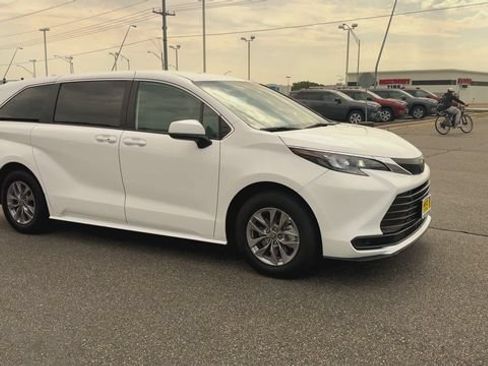 Used 2025 Toyota Sienna LE FWD image 2