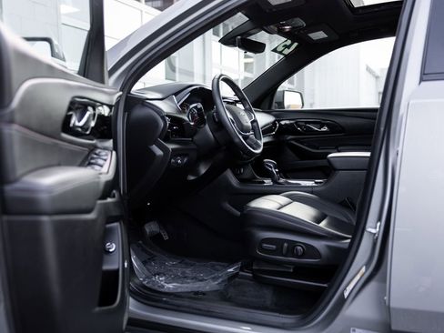 Used 2023 Chevrolet Traverse RS image 28