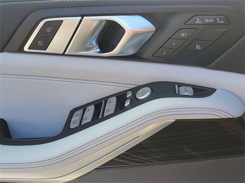 Used 2023 BMW X7 xDrive40i w/ Premium Package image 21