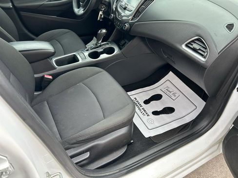 Used 2018 Chevrolet Cruze LT image 12