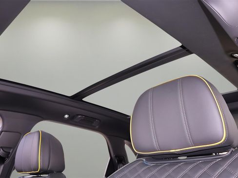 New 2025 Bentley Bentayga image 33