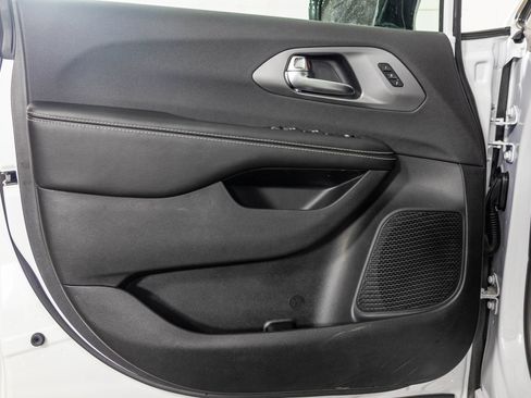 New 2026 Chrysler Pacifica Select AWD/4WD image 31