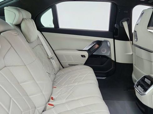 Used 2023 BMW i7 xDrive60 w/ Executive Package 2 image 25