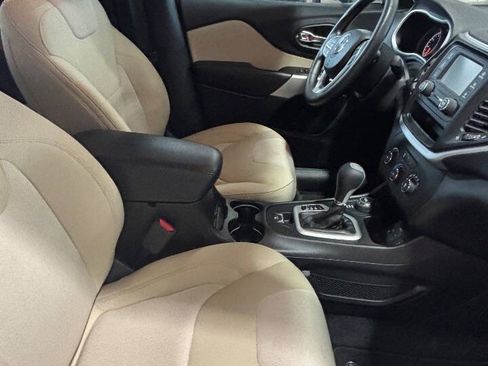 Used 2017 Jeep Cherokee Sport AWD/4WD image 6
