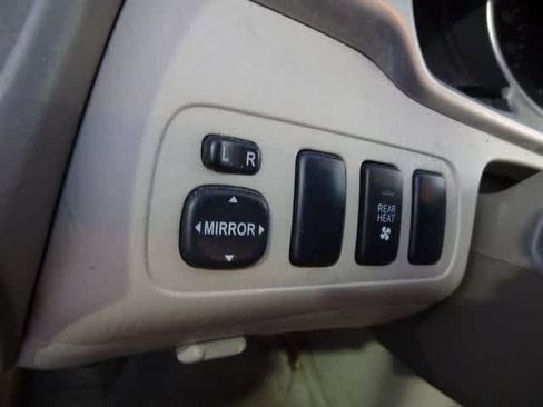 Used 2005 Toyota Highlander 2WD V6 w/ 3rd Row image 16