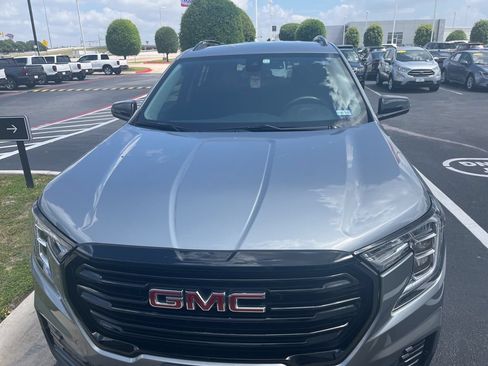 Used 2024 GMC Terrain SLE w/ Driver Convenience Package FWD image 2