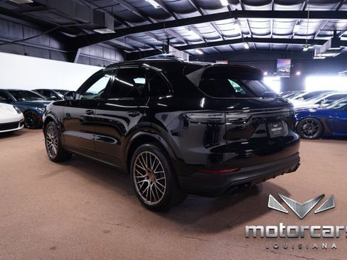 Used 2022 Porsche Cayenne Platinum Edition image 5