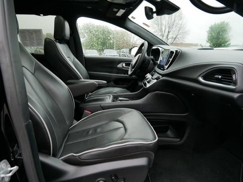Used 2025 Chrysler Pacifica Limited FWD image 14