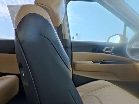 Used 2024 Kia Carnival EX FWD image 29
