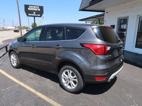 Used 2019 Ford Escape SE FWD image 4