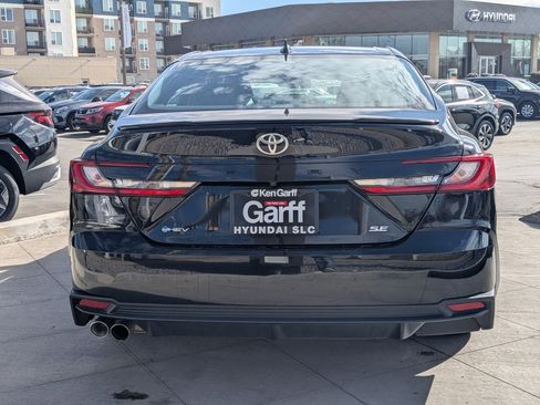 Used 2025 Toyota Camry SE image 5