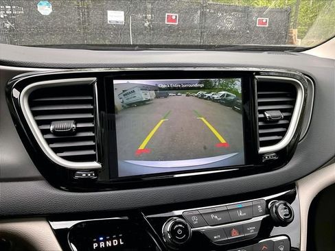 Used 2023 Chrysler Pacifica Touring-L FWD image 26