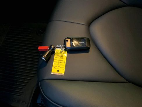 Used 2025 Toyota Highlander XLE FWD image 13
