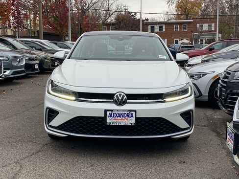 Certified 2025 Volkswagen Jetta SE image 3