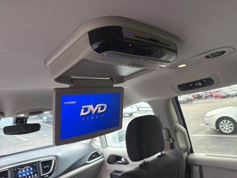 Used 2019 Chrysler Pacifica Touring Plus w/ Tire & Wheel Group image 8