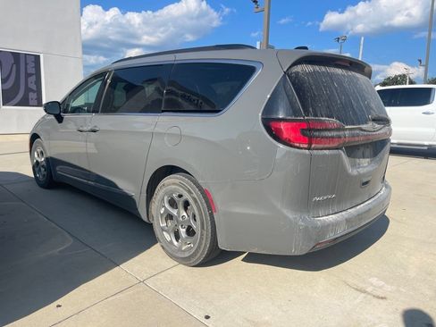 Used 2023 Chrysler Pacifica Limited FWD image 3