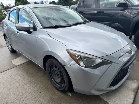 Used 2019 Toyota Yaris L FWD image 2