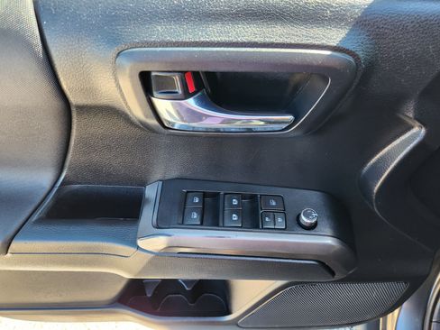 Used 2017 Toyota Tacoma TRD Sport w/ Tow Package (A/T) AWD/4WD image 17