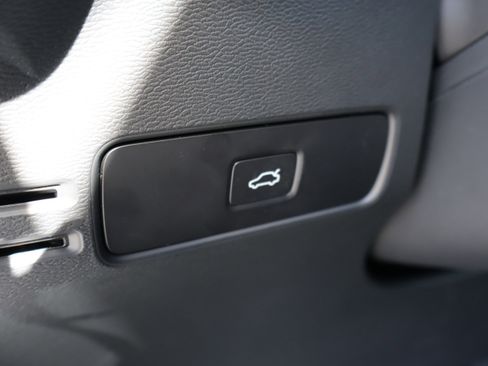 Used 2025 Volvo XC40 B5 Core image 19