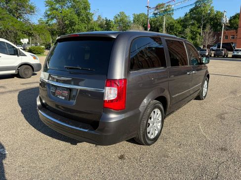 Used 2016 Chrysler Town & Country Touring w/ Driver Convenience Group FWD image 8
